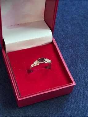 Stunning Vintage 925 Sterling Silver Dainty Garnet Ring size 6.5